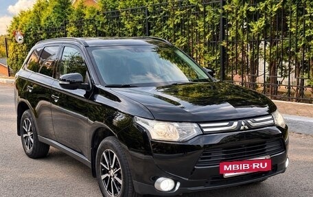 Mitsubishi Outlander III рестайлинг 3, 2013 год, 1 390 000 рублей, 2 фотография