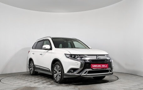 Mitsubishi Outlander III рестайлинг 3, 2019 год, 2 310 000 рублей, 3 фотография