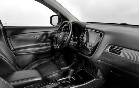 Mitsubishi Outlander III рестайлинг 3, 2019 год, 2 310 000 рублей, 14 фотография