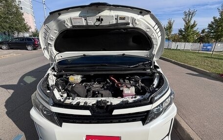 Toyota Voxy III, 2016 год, 2 300 000 рублей, 6 фотография