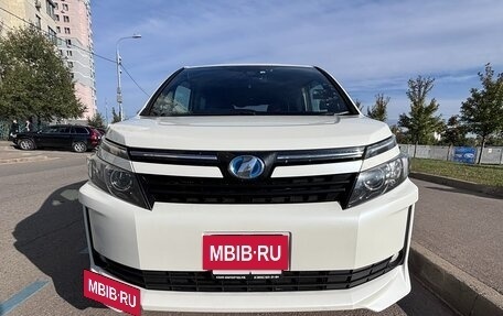 Toyota Voxy III, 2016 год, 2 300 000 рублей, 3 фотография