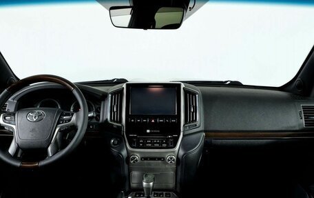 Toyota Land Cruiser 200, 2017 год, 3 898 000 рублей, 14 фотография