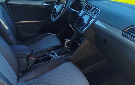 Volkswagen Tiguan II, 2021 год, 2 700 000 рублей, 21 фотография
