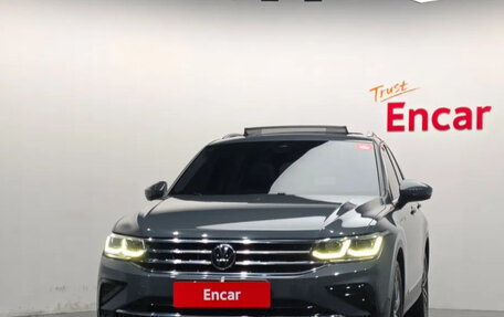 Volkswagen Tiguan II, 2022 год, 2 257 000 рублей, 2 фотография