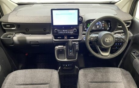 Toyota Sienta, 2023 год, 1 890 000 рублей, 7 фотография