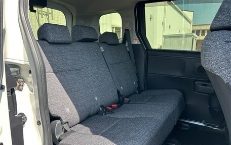 Toyota Sienta, 2023 год, 1 890 000 рублей, 15 фотография