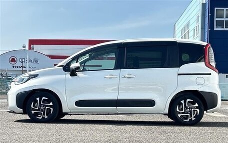 Toyota Sienta, 2023 год, 1 890 000 рублей, 4 фотография