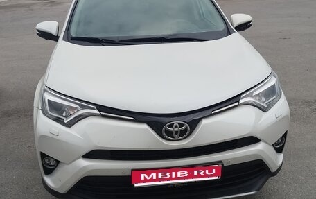 Toyota RAV4, 2018 год, 2 400 000 рублей, 2 фотография