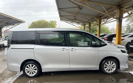 Toyota Voxy III, 2016 год, 1 650 000 рублей, 2 фотография