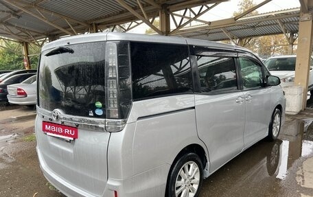 Toyota Voxy III, 2016 год, 1 650 000 рублей, 3 фотография