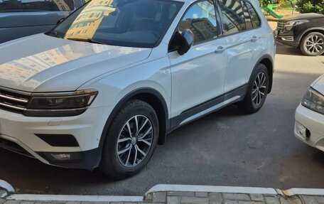 Volkswagen Tiguan II, 2019 год, 2 500 000 рублей, 2 фотография
