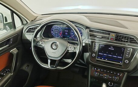 Volkswagen Tiguan II, 2017 год, 2 400 000 рублей, 11 фотография
