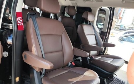 Hyundai Grand Starex Grand Starex I рестайлинг 2, 2019 год, 3 950 000 рублей, 16 фотография
