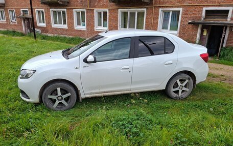 Renault Logan II, 2017 год, 800 000 рублей, 3 фотография