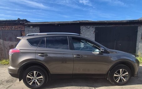 Toyota RAV4, 2017 год, 2 360 000 рублей, 2 фотография