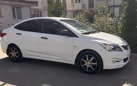 Hyundai Solaris II рестайлинг, 2015 год, 1 000 000 рублей, 1 фотография