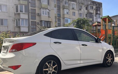 Hyundai Solaris II рестайлинг, 2015 год, 1 000 000 рублей, 6 фотография