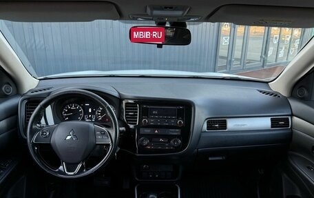 Mitsubishi Outlander III рестайлинг 3, 2018 год, 1 590 000 рублей, 13 фотография