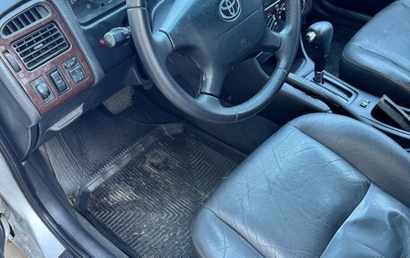 Toyota Avensis III рестайлинг, 2001 год, 389 000 рублей, 9 фотография