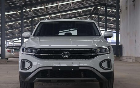 Volkswagen T-Roc I, 2023 год, 1 260 000 рублей, 2 фотография