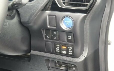 Toyota Voxy III, 2021 год, 1 520 000 рублей, 12 фотография