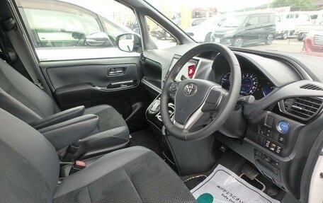 Toyota Voxy III, 2021 год, 1 520 000 рублей, 13 фотография