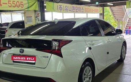 Toyota Prius IV XW50, 2022 год, 2 200 000 рублей, 5 фотография