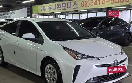 Toyota Prius IV XW50, 2022 год, 2 200 000 рублей, 4 фотография