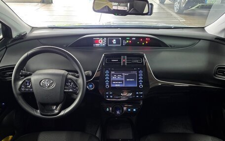 Toyota Prius IV XW50, 2022 год, 2 200 000 рублей, 9 фотография