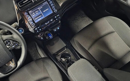 Toyota Prius IV XW50, 2022 год, 2 200 000 рублей, 13 фотография