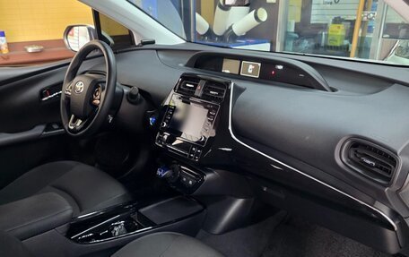 Toyota Prius IV XW50, 2022 год, 2 200 000 рублей, 14 фотография