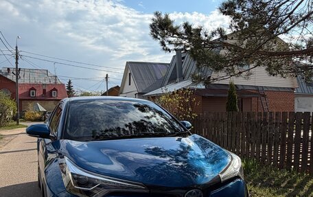 Toyota C-HR I рестайлинг, 2017 год, 2 000 000 рублей, 2 фотография