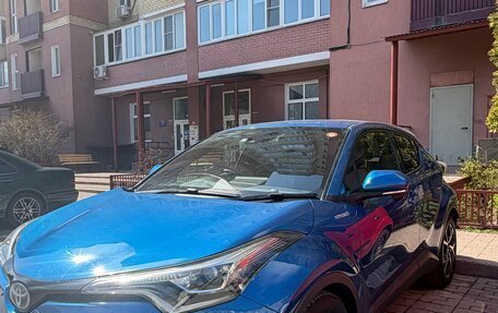 Toyota C-HR I рестайлинг, 2017 год, 2 000 000 рублей, 12 фотография