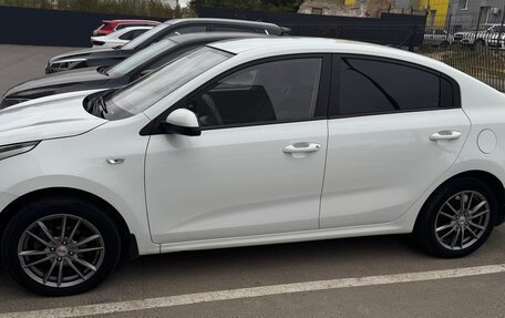 KIA Rio IV, 2018 год, 1 100 000 рублей, 2 фотография