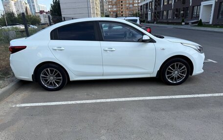 KIA Rio IV, 2018 год, 1 100 000 рублей, 6 фотография