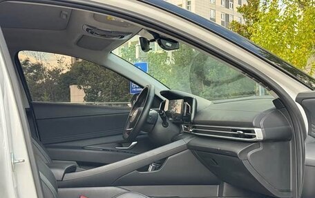 Hyundai Elantra, 2023 год, 1 230 000 рублей, 10 фотография