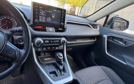Toyota RAV4, 2020 год, 3 350 000 рублей, 5 фотография