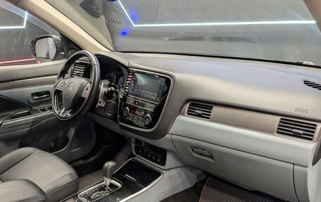 Mitsubishi Outlander III рестайлинг 3, 2019 год, 2 050 000 рублей, 20 фотография