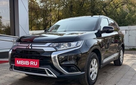 Mitsubishi Outlander III рестайлинг 3, 2019 год, 1 899 000 рублей, 4 фотография