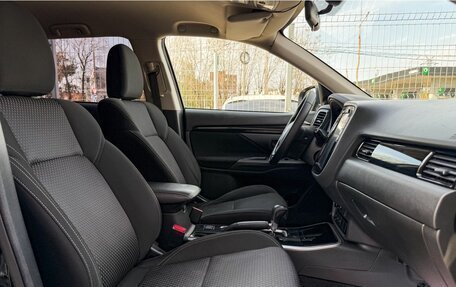 Mitsubishi Outlander III рестайлинг 3, 2019 год, 1 899 000 рублей, 14 фотография