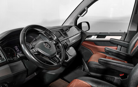 Volkswagen Multivan T6 рестайлинг, 2017 год, 3 480 000 рублей, 9 фотография