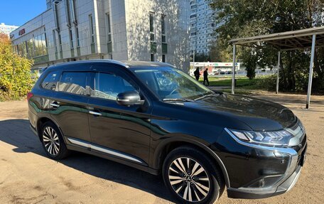 Mitsubishi Outlander III рестайлинг 3, 2020 год, 2 300 000 рублей, 2 фотография
