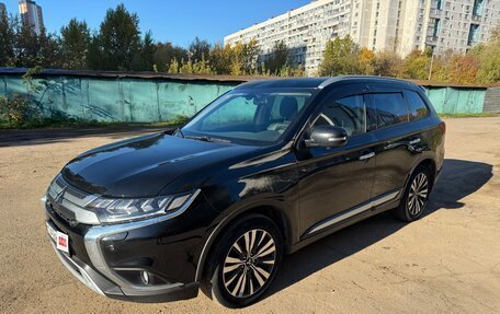 Mitsubishi Outlander III рестайлинг 3, 2020 год, 2 300 000 рублей, 7 фотография