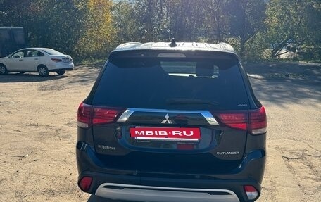 Mitsubishi Outlander III рестайлинг 3, 2020 год, 2 300 000 рублей, 4 фотография
