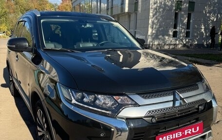 Mitsubishi Outlander III рестайлинг 3, 2020 год, 2 300 000 рублей, 9 фотография