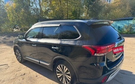 Mitsubishi Outlander III рестайлинг 3, 2020 год, 2 300 000 рублей, 5 фотография