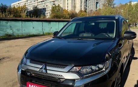 Mitsubishi Outlander III рестайлинг 3, 2020 год, 2 300 000 рублей, 8 фотография