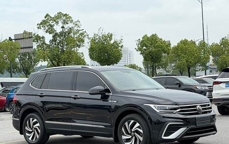 Volkswagen Tiguan II, 2022 год, 2 900 000 рублей, 3 фотография