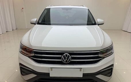 Volkswagen Tiguan II, 2022 год, 1 790 000 рублей, 2 фотография