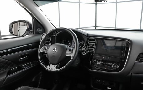 Mitsubishi Outlander III рестайлинг 3, 2022 год, 3 509 000 рублей, 8 фотография